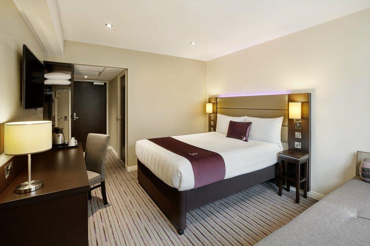 Premier Inn Staines Upon Thames Экстерьер фото